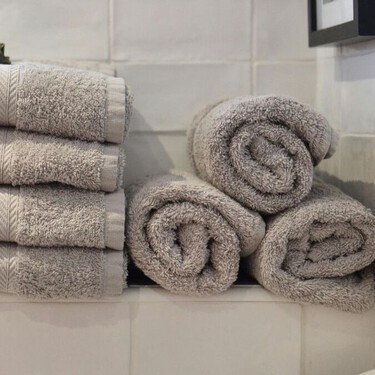 Cómo colgar las toallas mojadas para que se sequen rápido y no huelan a humedad