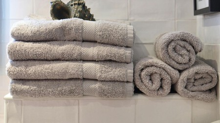 Cómo colgar las toallas mojadas para que se sequen rápido y no huelan a humedad