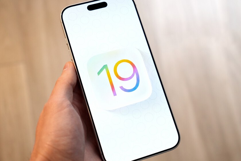 Sale a la luz un iPhone con iOS 19, el sistema operativo que nunca llegó a existir. Incluso deja pistas sobre lo que preparan para iOS 27