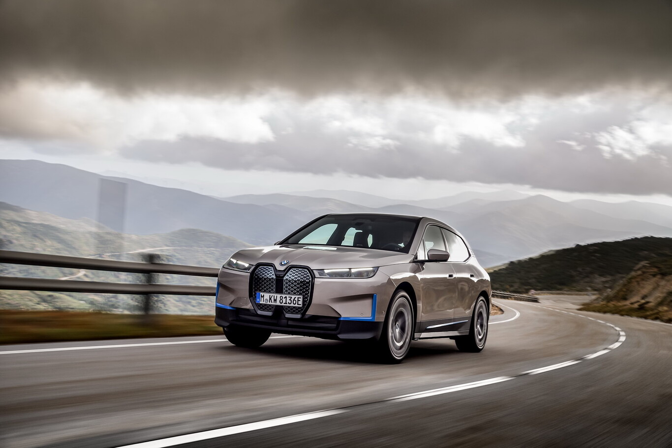 El BMW iX evoluciona la gama i: un SUV eléctrico y conectado, con más de 600 km de autonomía