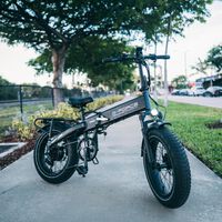 MediaMarkt está liquidando una de sus mejores bicicletas eléctricas: parece una moto, tiene mucha autonomía y es plegable