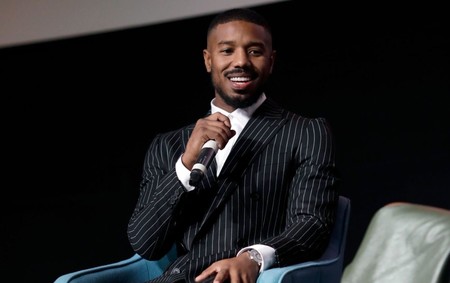 Michael B. Jordan le da vida al traje negro a rayas llevándolo con un giro minimalista