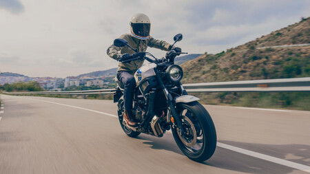 La Yamaha XSR700 estrena estética a lo RD350, retoques estéticos y el motor de 74 CV de la MT-07