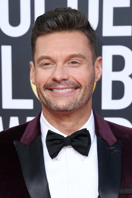 Ryan Seacrest suma elegante color y tercipelo a su look para los Golden Globes