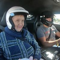 Envidia nivel: rodar con un Audi R8 a más de 300 km/h en Nürburgring con tu abuela de copiloto