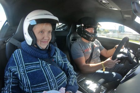 Envidia nivel: rodar con un Audi R8 a más de 300 km/h en Nürburgring con tu abuela de copiloto