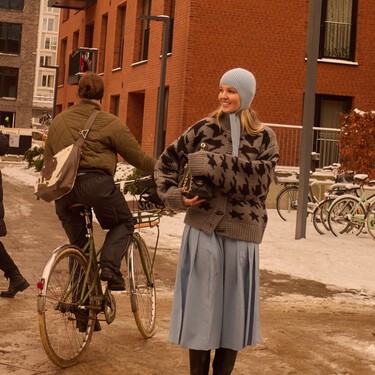 Lidl reta a Uniqlo con la camiseta térmica más calentita que se adapta como una segunda piel y cuesta menos de nueve euros