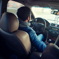 Sí, la DGT nos puede multar por conducir con abrigo, guantes o botas de montaña y estos son los motivos