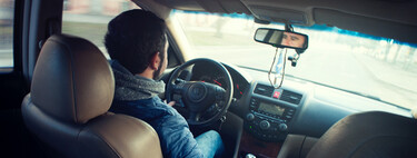 Sí, la DGT nos puede multar por conducir con abrigo, guantes o botas de montaña y estos son los motivos