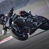 La CFMoto 800NK es una naked china con motor KTM que llega a España para dar guerra a las superventas