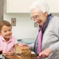 Cuidar de los nietos previene el deterioro cognitivo de los abuelos