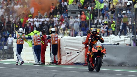 Mucho más que suerte: Brad Binder le metió 20 segundos en tres vueltas a Aleix Espargaró con ruedas de seco en lluvia