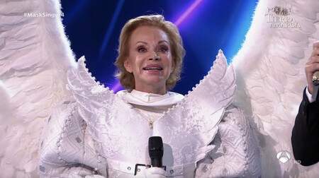 Una Paloma San Basilio ha caído del cielo: la mítica cantante (Ángel), cuarta famosa desenmascarada de 'Mask Singer 2'