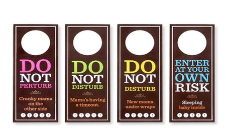 Divertidos colgadores para la puerta de una mamá reciente