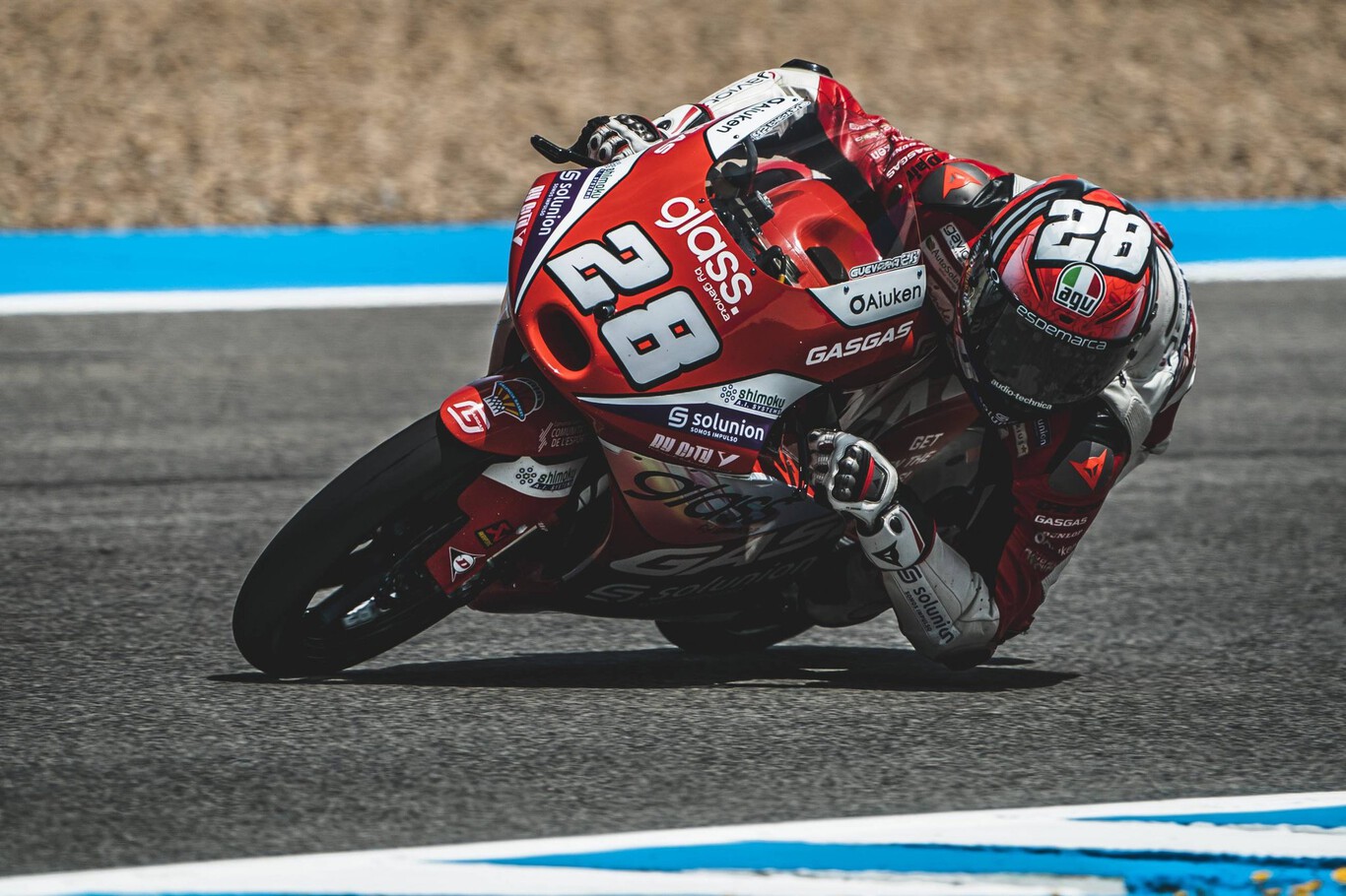 ¡Triplete! Izan Guevara gana en Jerez con un brutal 'por fuera' en la última curva en un recital de KTM