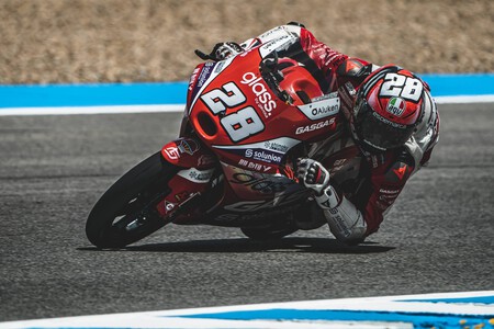 ¡Triplete! Izan Guevara gana en Jerez con un brutal 'por fuera' en la última curva en un recital de KTM