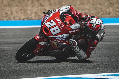 ¡Triplete! Izan Guevara gana en Jerez con un brutal 'por fuera' en la última curva en un recital de KTM