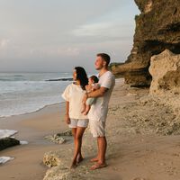 Cuatro de cada diez padres solo puede pasar entre una y dos semanas de vacaciones con sus hijos, y la playa es el destino preferido 