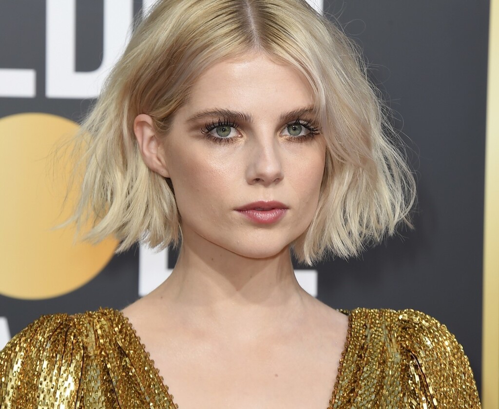 Lucy Boynton sorprende con un gran cambio de look: no solo dice adiós al pelo rubio, sino que estrena un favorecedor corte de pelo con flequillo