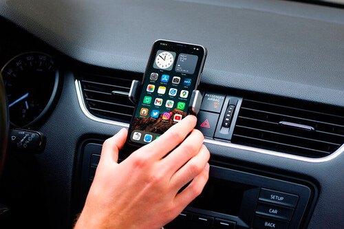 Los mejores soportes para llevar el móvil en el coche y evitar multas, seleccionados por Motorpasión