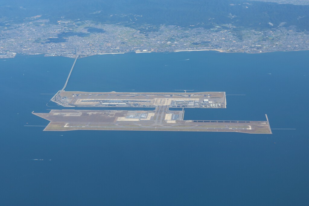 La increíble historia del aeropuerto japonés de Kansai: fue construido en una isla artificial y lleva años hundiéndose 
