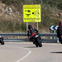 El nuevo Nürburgring español, pero en carretera abierta: tandas de moto, carreras clandestinas y 300 bestias que ni la policía puede parar 