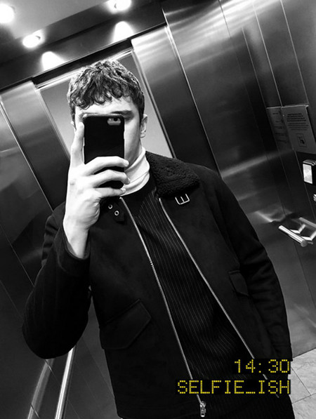 Bershka nos muestra su última colección con una campaña llena de selfies en el espejo del ascensor