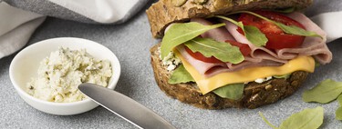 Cómo sustituir la mayonesa en ensaladillas y sándwiches: cinco alternativas ligeras y cremosas  