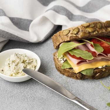 Cómo sustituir la mayonesa en ensaladillas y sándwiches: cinco alternativas ligeras y cremosas  