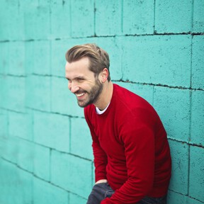 Slick back: qué es y cómo llevar el corte de pelo para hombre peinado hacia atrás que arrasa en 2026 