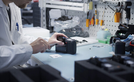 Hasselblad nos lleva de visita a sus instalaciones y nos muestra cómo se diseñan y fabrican sus cámaras del X System