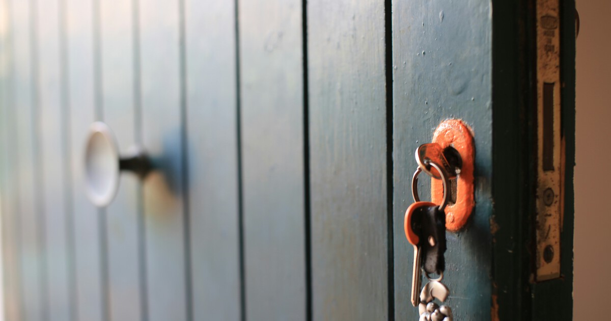 Hay una llave universal que los ladrones utilizan para abrir puertas. No hay mucha solución contra ella
