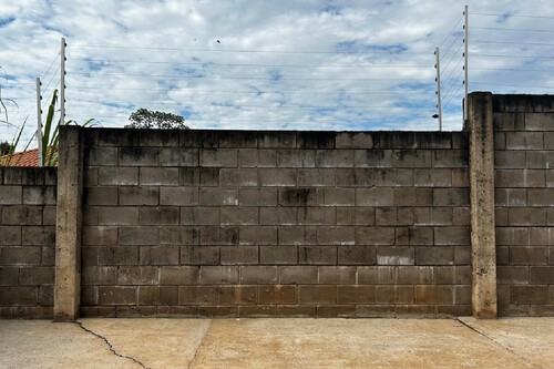 Muro feito de tijolos. Créditos: banco de imagens