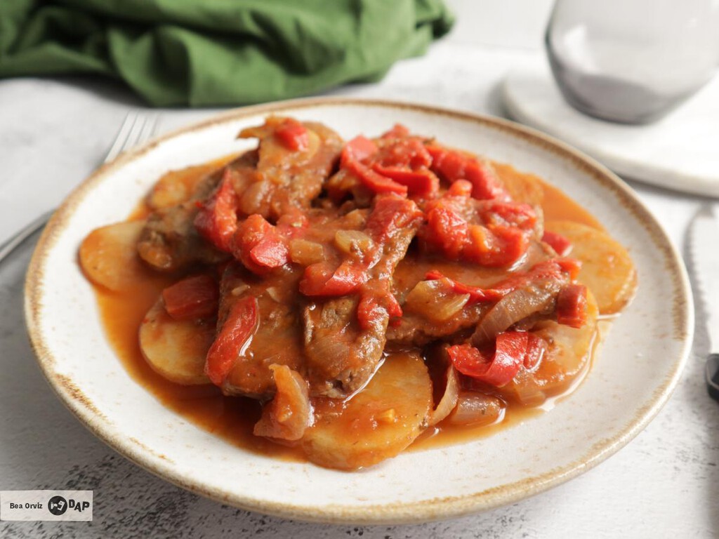 Bifes a la criolla, el clásico guiso argentino de carne y patatas