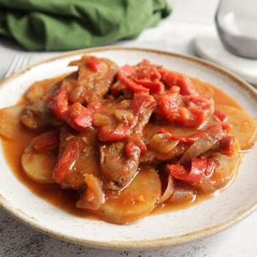 Bifes a la criolla, el clásico guiso argentino de carne y patatas