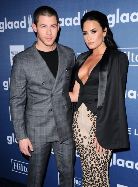 Nick Jonas ofrece su imagen más elegante en los GLAAD Awards con traje de Topman