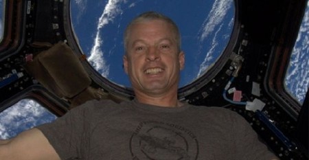 La primera fotografía de Instagram en el espacio es un 'selfie' (aunque con un buen fondo)