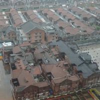 China está moviendo bloques de edificios enteros a la vez para construir debajo. ¿Por qué? Porque puede