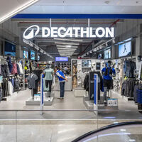Decathlon comienza a agotar en sus rebajas la chaqueta impermeable más cómoda con bolsillos y cuesta menos de 40 euros 