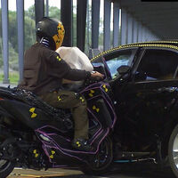 Una inesperada marca de coches se ha metido a hacer airbags de moto. Y pueden ser la solución a la que solo Honda se ha atrevido antes