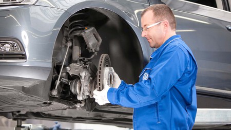 Mecanico Revisando Frenos