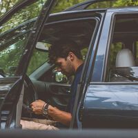 "Intentaron enriquecerse rompiendo el mercado". 800 conductores de Uber estafaron 40 millones de dólares usando móviles pirateados 