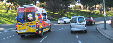 La DGT recuerda cómo debemos ceder el paso a ambulancias, bomberos o policía y las multas por no hacerlo