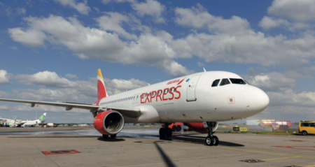 Iberia Express celebra el Día de la poesía a 33.000 pies de altura