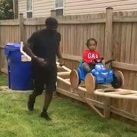 Un abuelo construye una pequeña montaña rusa en el jardín de casa para que su nieto pueda disfrutar durante el confinamiento