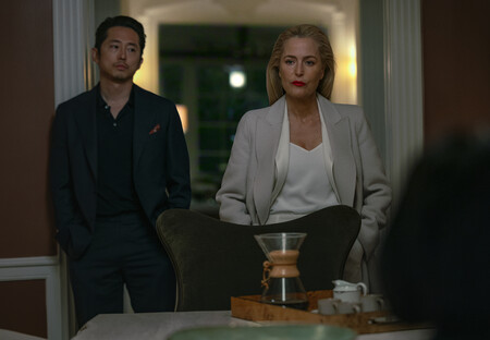 Steven Yeun y Gillian Anderson en 'Animales'