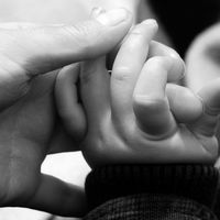 Guía para cortar las uñas al bebé (y no morir en el intento)