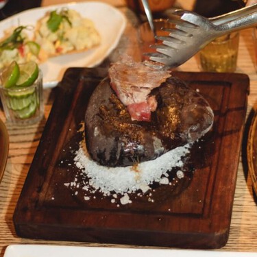 En este restaurante de Chapultepec puedes cocinar carne en una piedra incandescente: ubicación y horarios
