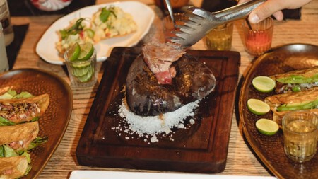 En este restaurante de Chapultepec puedes cocinar carne en una piedra incandescente: ubicación y horarios