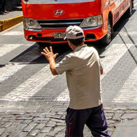 La psicología dice que las personas que dan las gracias a los conductores al cruzar la calle no lo hacen solo por gratitud 